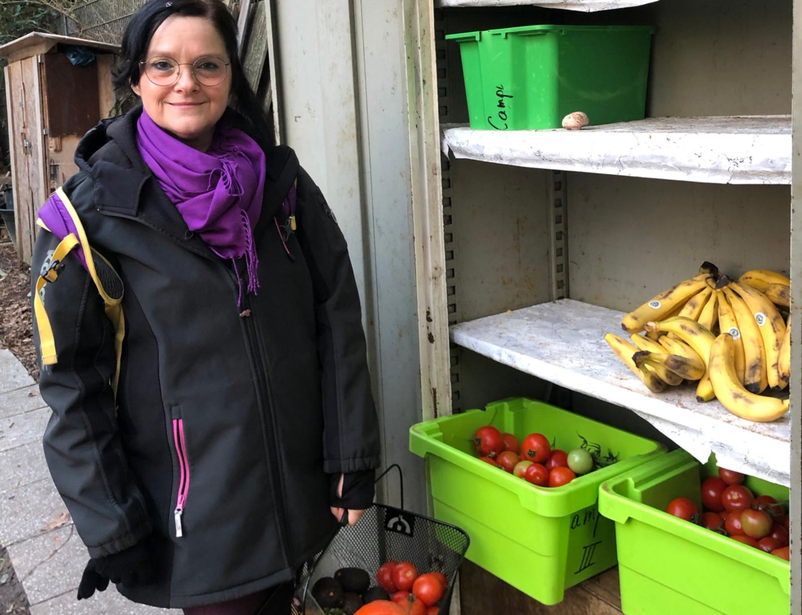 Sophia Georg nutzt den „Fair-Teiler“ im CampusGarten.