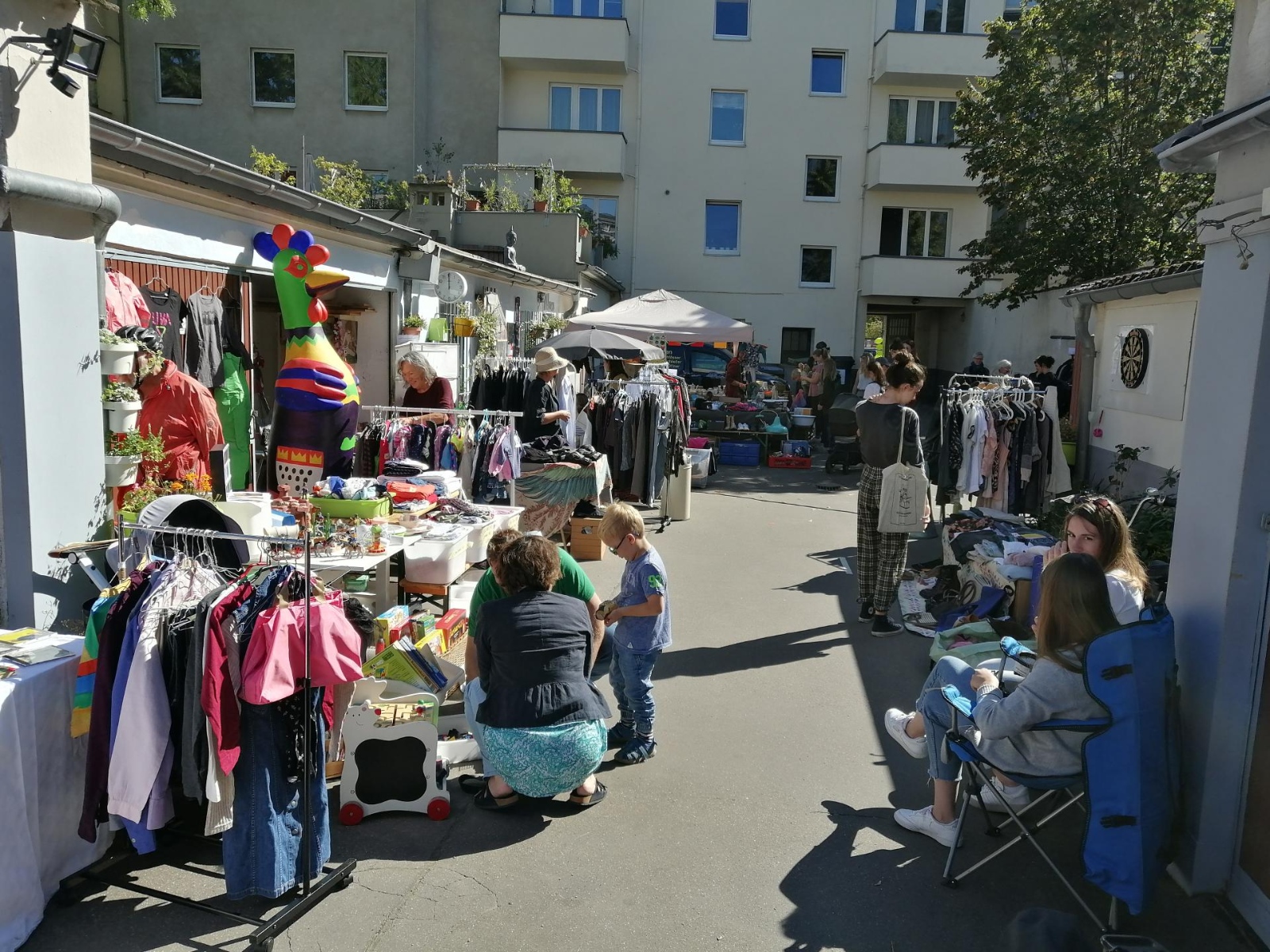 Flohmarkt vor dem HinsundKunzt