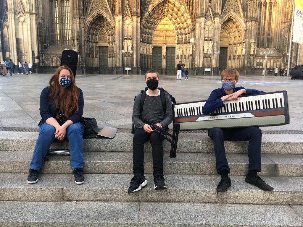 'Wein und Brot' vor dem Kölner Dom